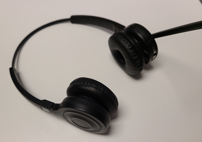 Leitner LH375 headset and charging port