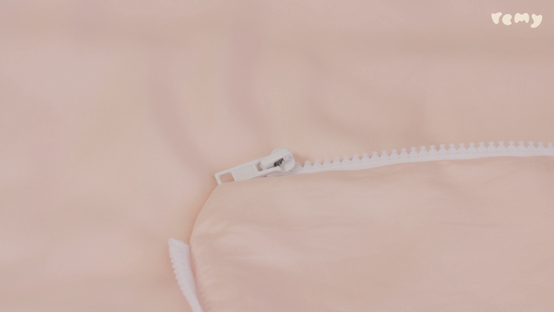 Pink bamboo weighted blanket cover with zipper handle