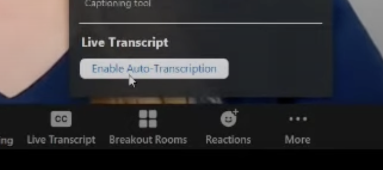 Captura de pantalla de la activación del botón de transcripción automática durante una reunión de Zoom